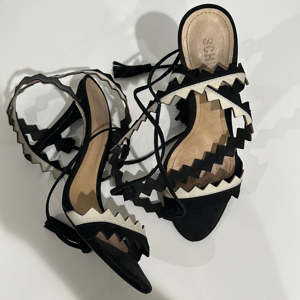 Chic Sandals - Picture 2 of 6